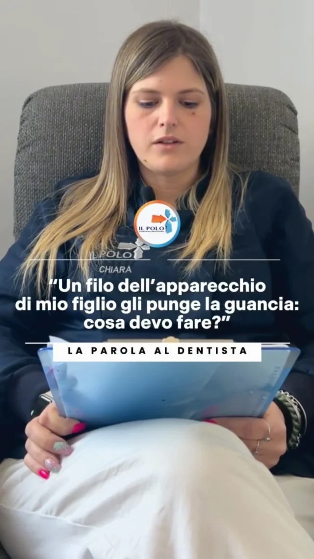 La Parola al Dentista: Il filo dell'apparecchio punge? Ecco cosa fare! 😖
Quella sensazione fastidiosa di un filo dell'apparecchio che punge la guancia o la lingua è purtroppo comune, soprattutto nei primi giorni o dopo un piccolo spostamento. Ma niente panico! Oggi, nella nostra rubrica #LaParolaAlDentista, ti spieghiamo cosa fare subito per dare sollievo al tuo bambino (o a te stesso!).

La soluzione immediata? La cera ortodontica!
Se il filo sporge e crea irritazione, puoi applicare una piccola quantità di cera ortodontica (spesso fornita dal tuo dentista o facilmente reperibile in farmacia):
 🔹 Prendi un pezzettino di cera e scaldalo leggermente tra le dita per renderlo più malleabile.
 🔹 Forma una piccola pallina.
 🔹 Applica la pallina direttamente sul filo che punge, coprendo la parte fastidiosa.
La cera creerà una barriera liscia, proteggendo la guancia o la lingua dall'irritazione e dal dolore.

E dopo? Non dimenticare l'appuntamento!
L'applicazione della cera è una soluzione temporanea per alleviare il fastidio. È fondamentale prenotare subito un appuntamento con il tuo dentista ortodontista. Sarà lui a rimettere il filo nella posizione corretta o a tagliarlo, assicurandosi che il trattamento proceda senza intoppi e in totale comfort.

Non sottovalutare mai questi piccoli disagi: un intervento tempestivo evita complicazioni e rende il percorso ortodontico più sereno!

Hai mai avuto questo problema? Raccontaci la tua esperienza nei commenti!

www.ilpolodentale.com
#ApparecchioDentale #Ortodonzia #FiloChePunge #CeraOrtodontica #EmergenzaDentale #LaParolaAlDentista #ConsigliUtili #SaluteOrale #Dentista #Bambini #ComfortOrtodontico